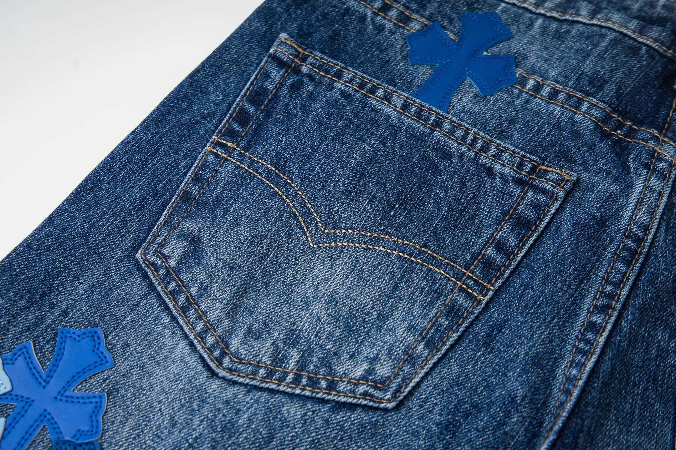 P260 Chrome Hearts Miami Limited Pants Blue Leather Cross Couple Jeans are a hot trend this season and are sought after by countless celebrities and fashionistas. The neat details of the cutting process add color to the playful fashion! The neat and meticulous design, and the well-fitting structure is unique. The upper body not only has outstanding recognition, but also looks younger and younger. A style with the ultimate wearing meaning and performance, gorgeous color matching, and the craftsmanship of this style is also extremely extraordinary. After the finished product is washed, it is disassembled and hand-made with sheepskin cross leather and then spliced ​​together to complete. The whole piece has too many craftsmanship to describe. It is decorated with patchwork cross flowers and high-waisted washed jeans! ! Absolutely high-end luxury product, a god-level single product, a super popular product, made by top heavy industry, a magic weapon that cannot be missed to hit the streets. Style number: 1832 Size: 28 30 32 34 36 Color: blue